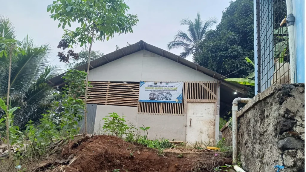 BUMDes Cikujang Terus Merugi, Pemdes Terkesan Abai dan Transparansi Anggaran 150 Juta Dipertanyakan tampak depan kandang